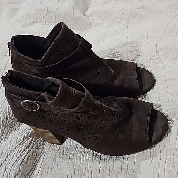 So open toe brown  suede heeled shoe 7.5 M with  cutouts - Picture 10 of 13